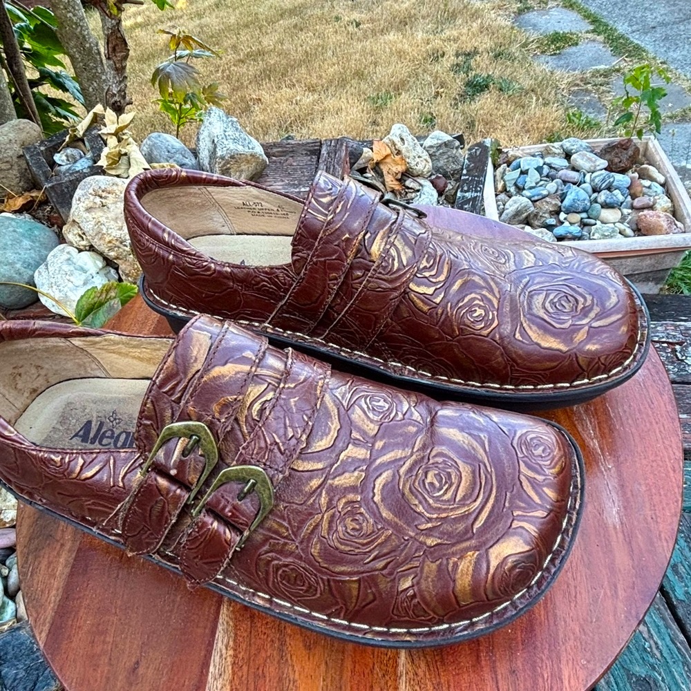 Alegria size 9 Brown and Gold Clogs with Embossed Floral Design - Picture 4 of 10